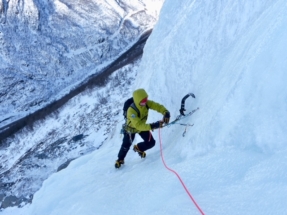 ice climbing - stripping belay Norway 2020